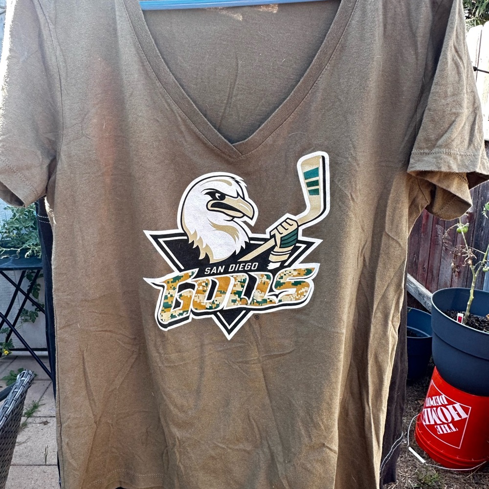 San Diego Gulls Military Tribute Night Women’s vneck top Sz XL olive drab green